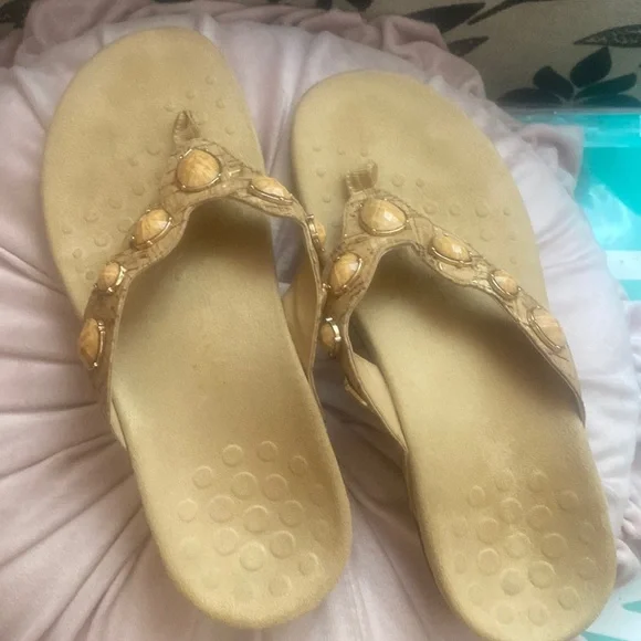 🎀 Gorgeous Vionic Tan Sandals jeweled 7 EUC Confortable. Podiatrist designed - Picture 4 of 7